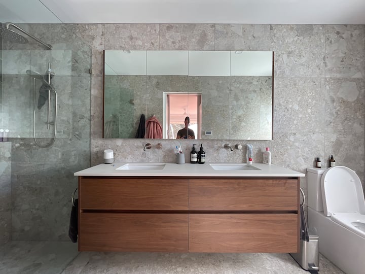 Dormitorio principal con tocador doble, bajo calefacción por azulejos y ducha de efecto lluvia.