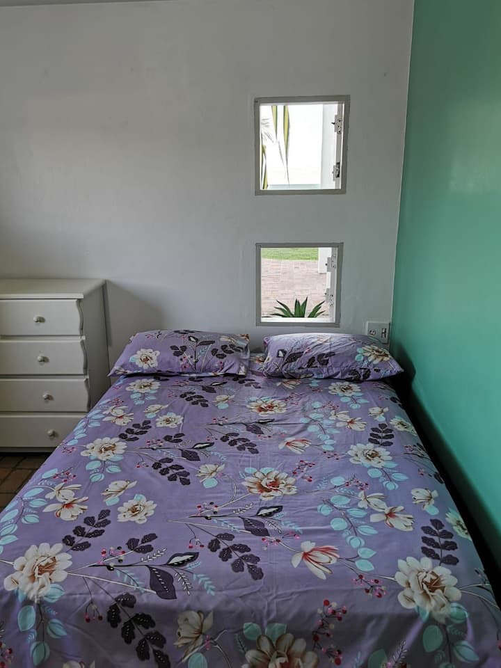 Camera 2: c'è una cassettiera e aria condizionata.