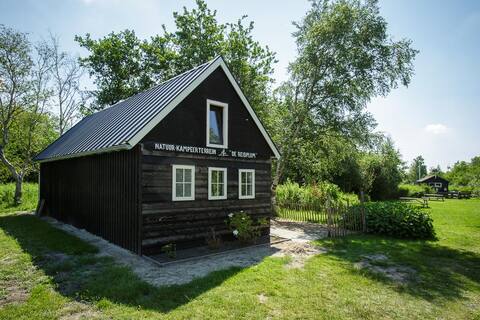 In the middle of nature; De Ooievaar + Hot tub (optional)