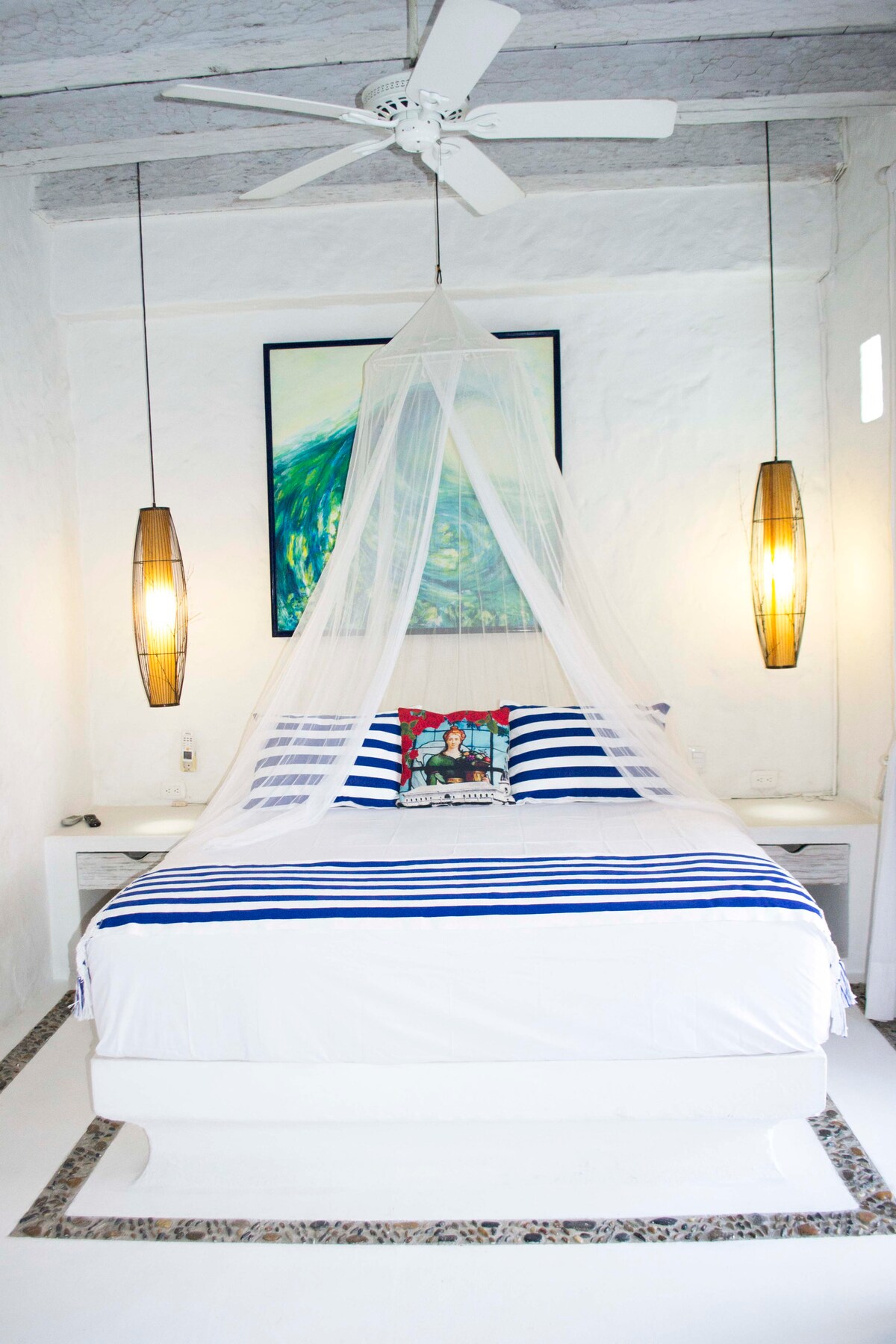 Главна соба-
Голема главна ниша со тераса и солариум. Клима уред, тавански вентилатори, лежалка, приватна бања, зона за сончање со туш. Внатрешен поглед кон базенот и салонот.