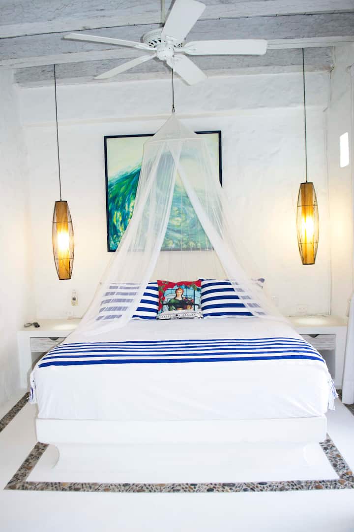 Habitación principal.
Amplia alcoba principal con terraza y Solarium. Aire acondicionado, ventiladores de techo, hamaca, baño privados, Zona para tomar el sol con ducha. Vista interior a la piscina y la sala.