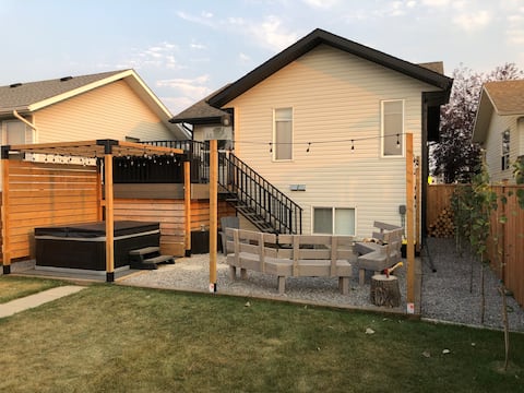 Cheerful cozy 4-bedroom house with Hot Tub!