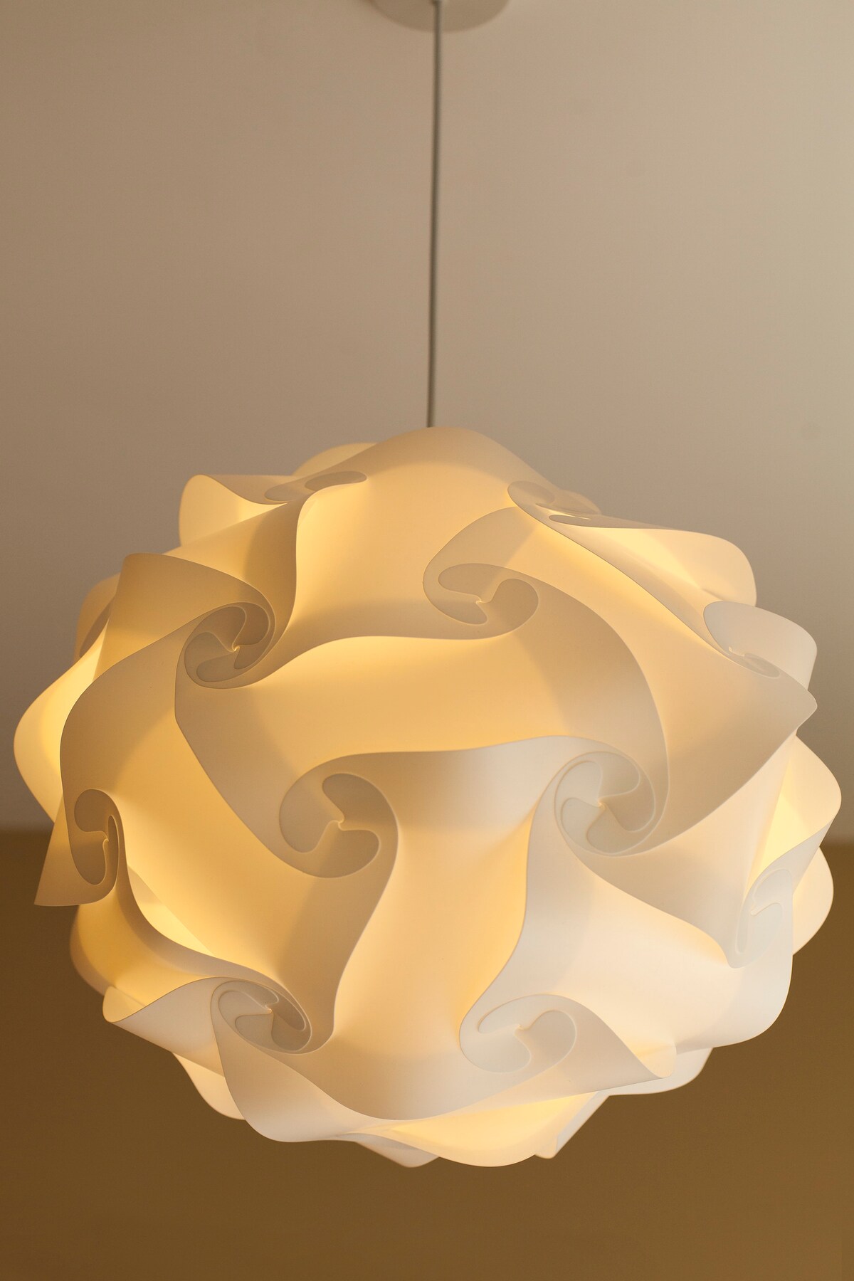 Luz cálida en dormitorio principal