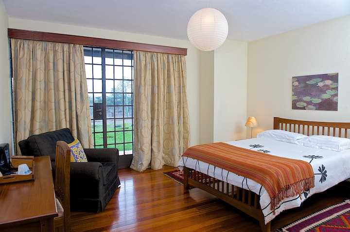 Საძინებელი დაბლა ორადგილიანი საწოლით, სამკითხველო და სამუშაო სივრცით 