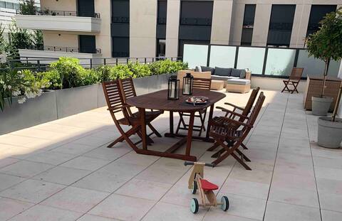 Appartement terrasse au pied des métros L14 et 13
