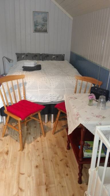 Rom 1: Seng 150 cm bred, med 2 barnesenger.