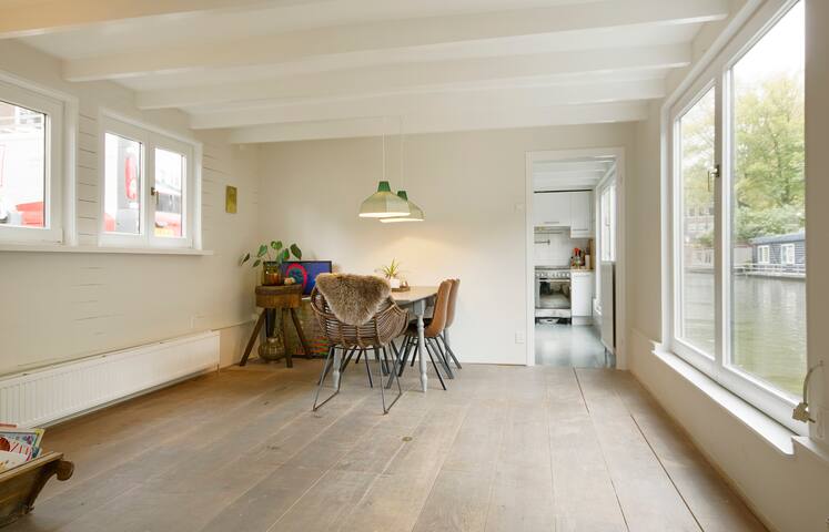 Amazing houseboat in Amsterdam city center gallery image 3