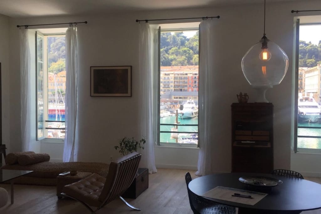Salon spacieux et lumineux avec une jolie vue sur le port /Bright and spacious living room with a great view on the Harbour