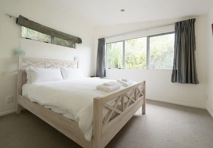 Dormitorio principal (con baño privado que incluye ducha) con colchón Sealy Posturepaedic extra cómodo.