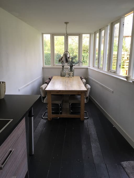 Ruime keuken met eetgedeelte en uitzicht op de tuin