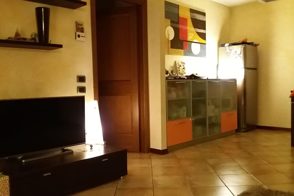 Ampio soggiorno con angolo cottura