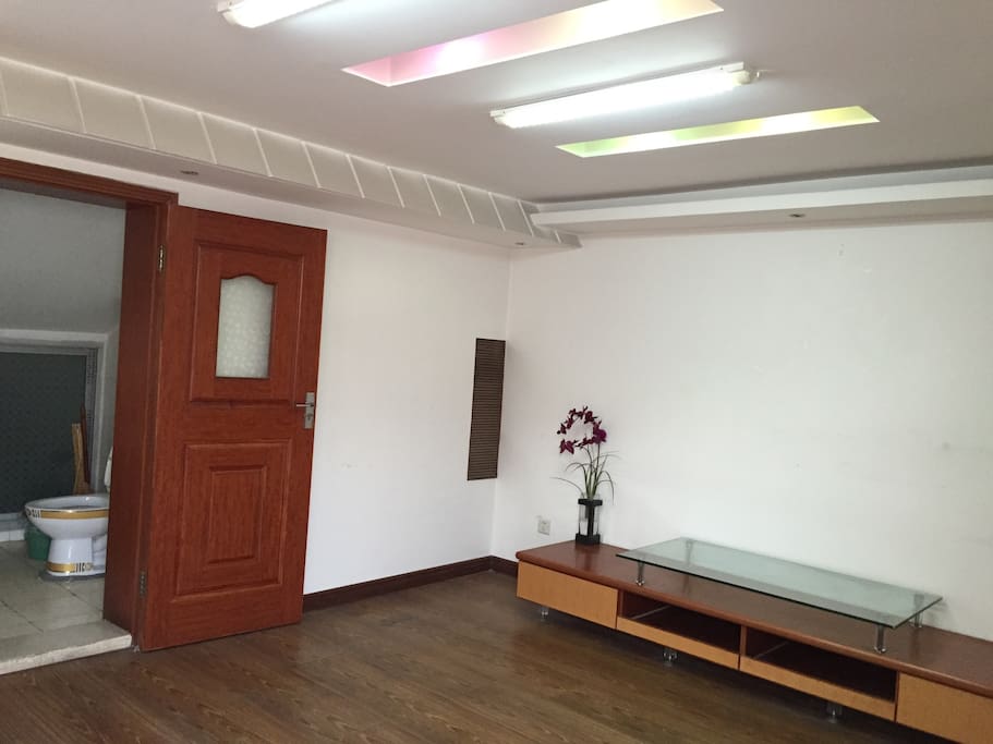 楼上娱乐空间:联通前后两个屋顶花园,屋顶花园种有各种植物,您可以随意观赏。