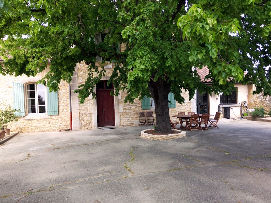 Table extérieur et barbecue disponible