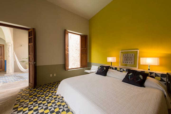 חדר שינה צהוב, מיטת קינג סייז 