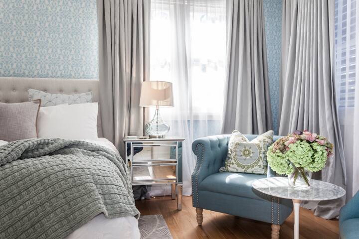 Beautiful, spacious, entertainers home with pool. gallery image 4