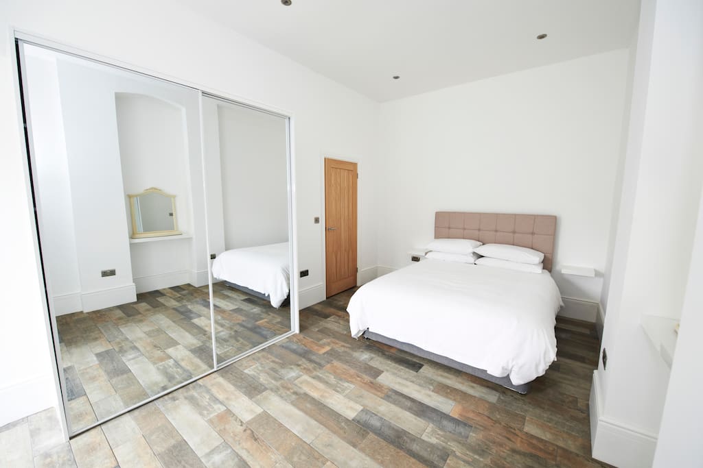 Bedroom 1 (King)