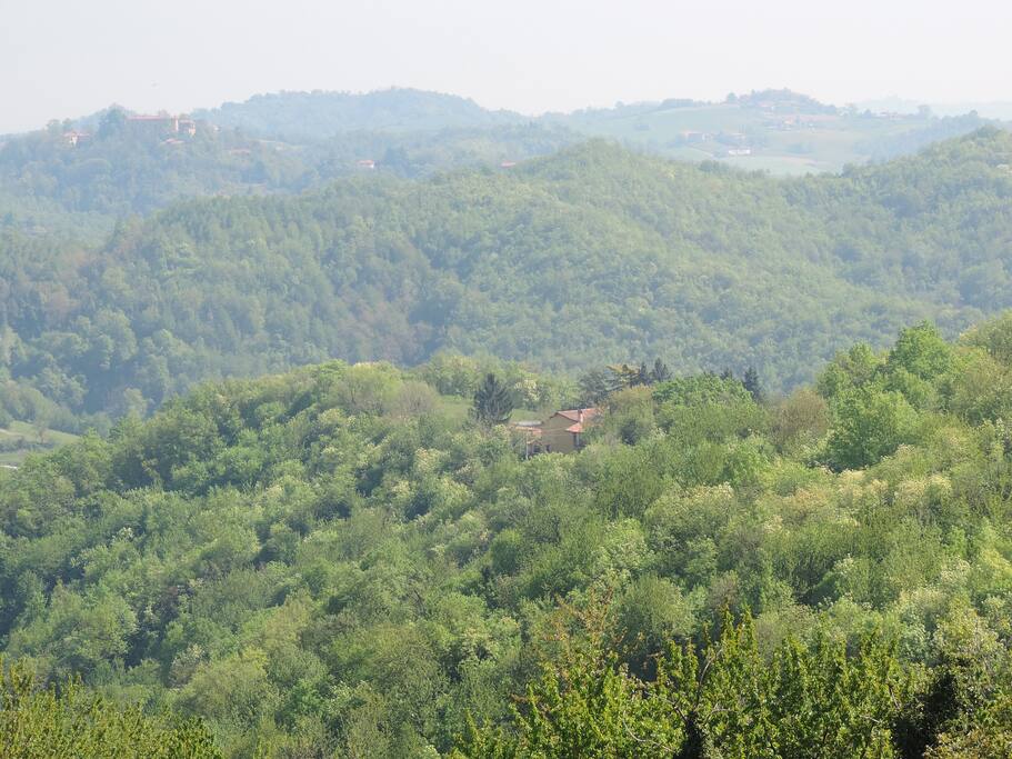 La casa è a 800 m. dal villaggio ed è imm ersa nei prati e boschi