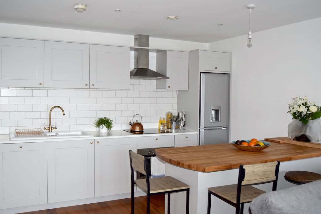 Newly renovated bespoke kitchen and eat-in area with high spec finishes