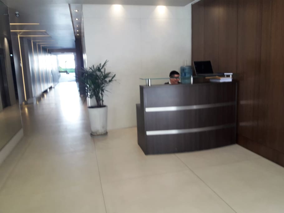 Entrada Edificio. Personal Seguridad 24 hs