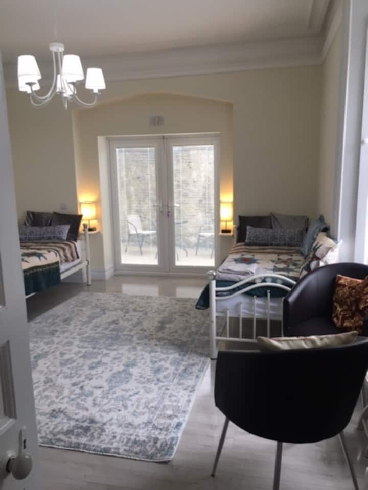 Dormitorio 4 en la planta baja con terraza.