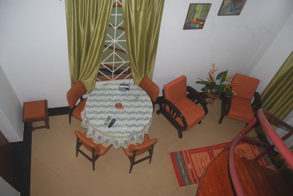 Трапезарията и трапезарията.