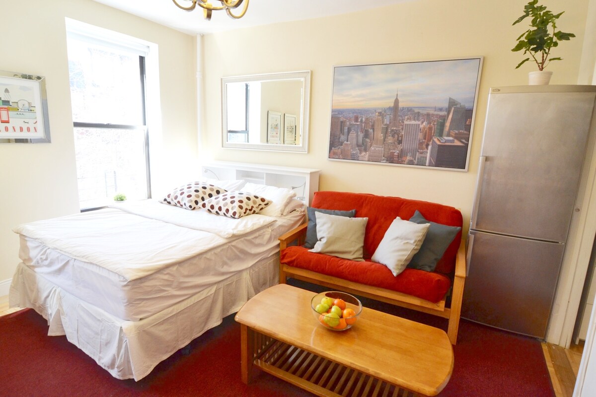 Tafadhali kumbuka jokofu kubwa upande wa kulia.