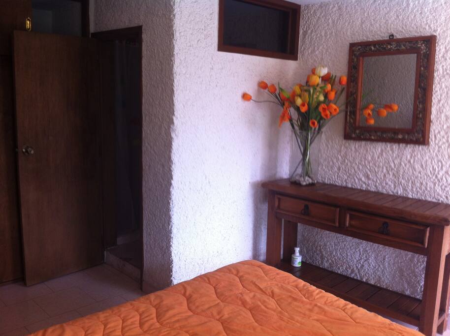 solo con los muebles indispensables