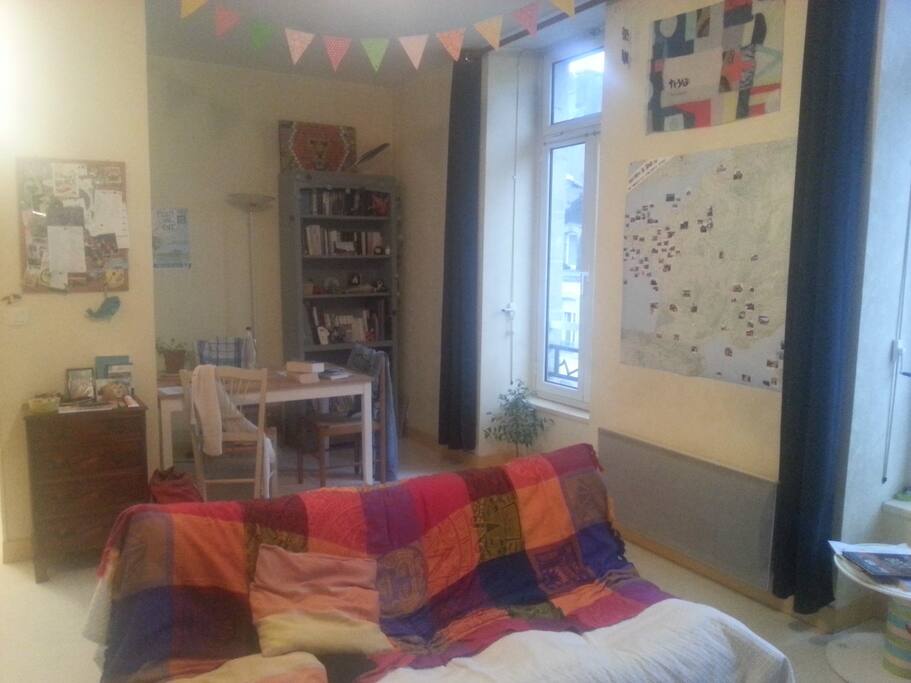 le séjour-salle à manger. Orienté sud, lumineux. Donne sur la rue, quartier sympathique avec des bars et des restaurants. Proximité immédiate centre-ville et gare
