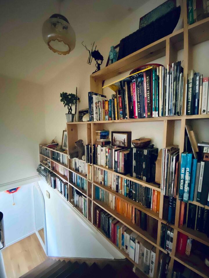 楼梯上有预订的衬里墙