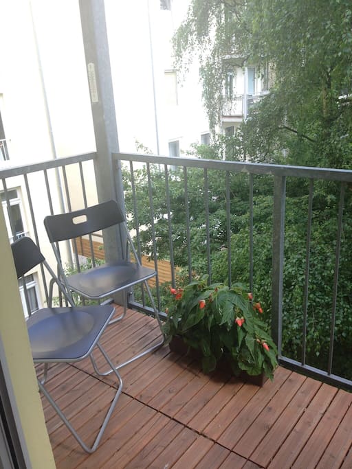 Balkon mit Blick in den grünen Hinterhof