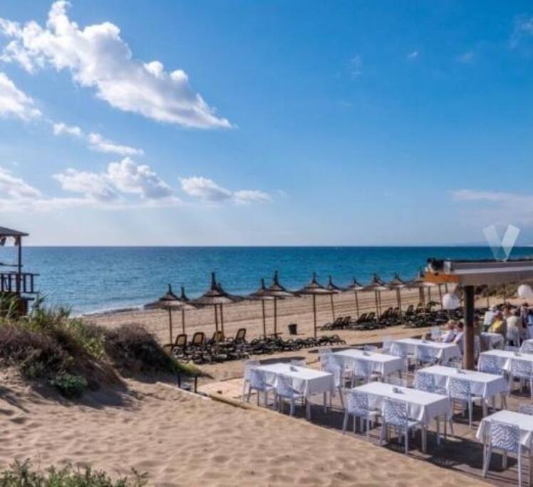 Playa y chiringuito