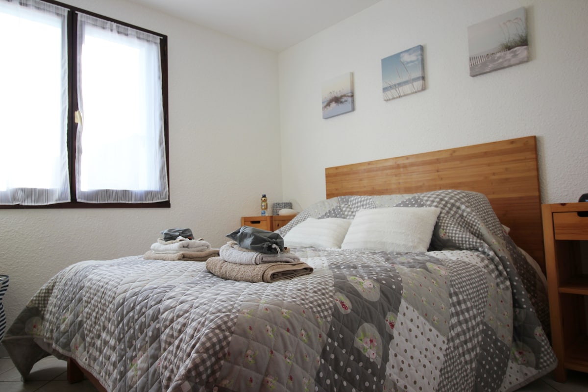 Schlafzimmer mit Doppelbett