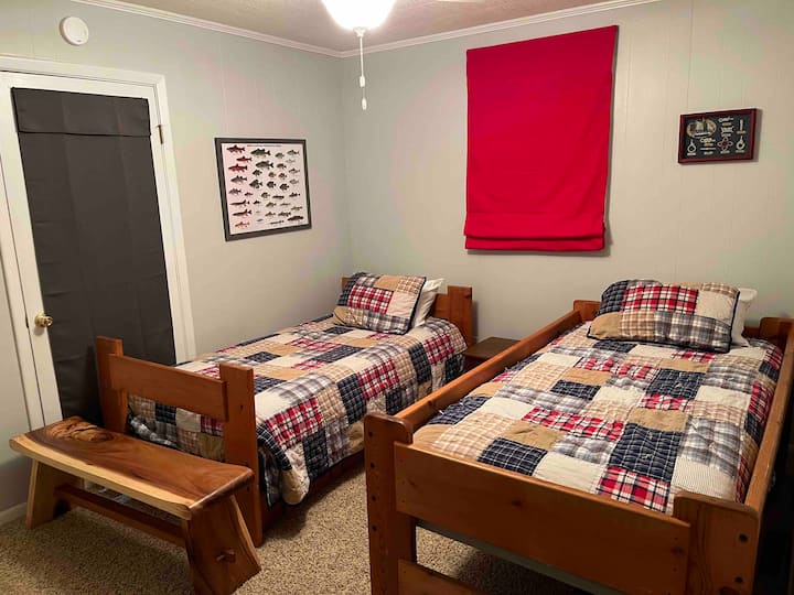 سريران مزدوجان في غرفة النوم رقم2