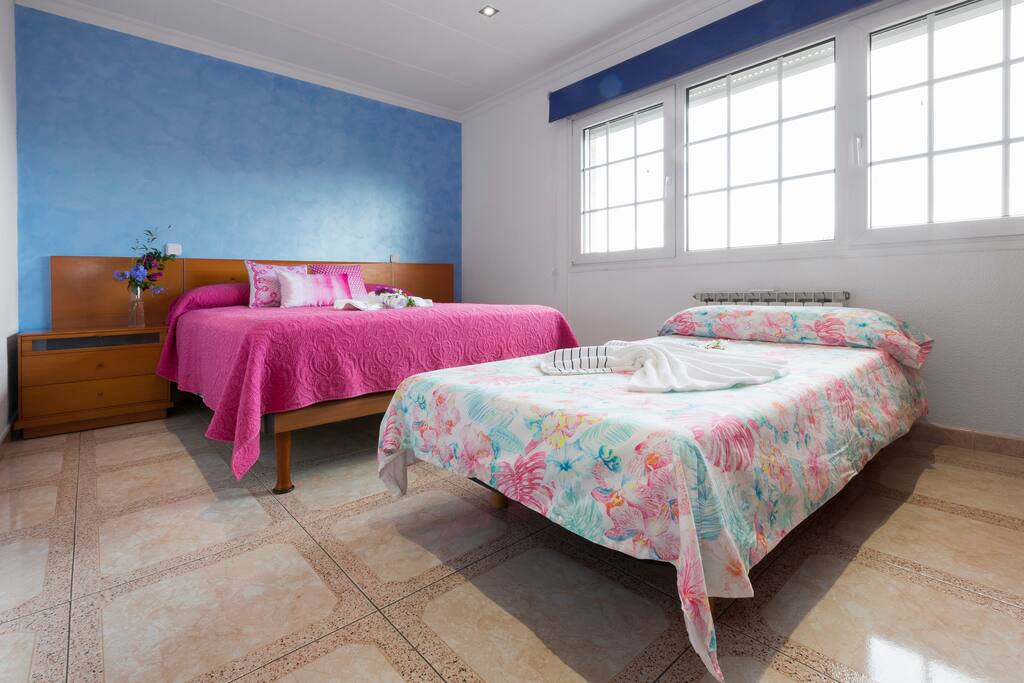 Habitación grande con dos camas y de matrimonio muy cómodas y que consta de buenos elementos todos de calidad ideal para familia y amigos