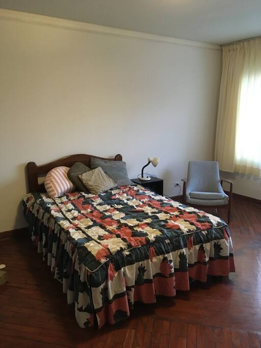 AMPLIO DORMITORIO N 2. CON CAMA DE DOS PLAZAS Y LINDA VISTA AL JARDIN INTERIOR DE LA CASA