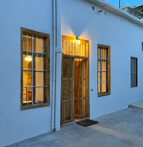 White House. Al SAKHRA guesthouses