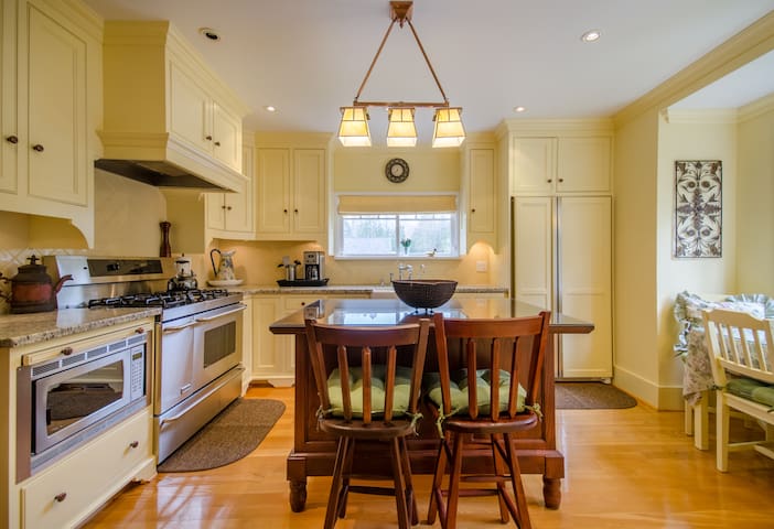 Foxglove Cottage - 3 Bedrooms 1800 square feet!