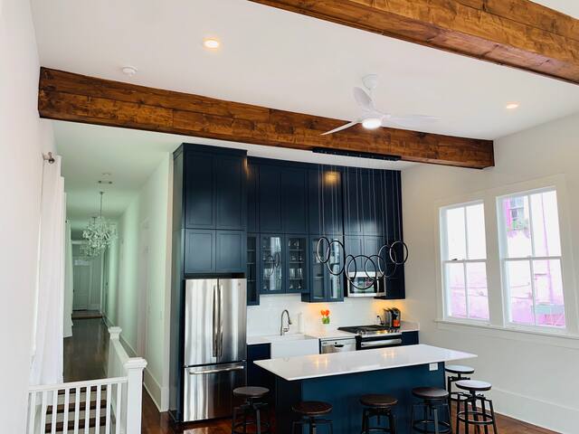 Walk to Bourbon. Luxurious. Sleeps 12p. 4.5 Baths gallery image 4