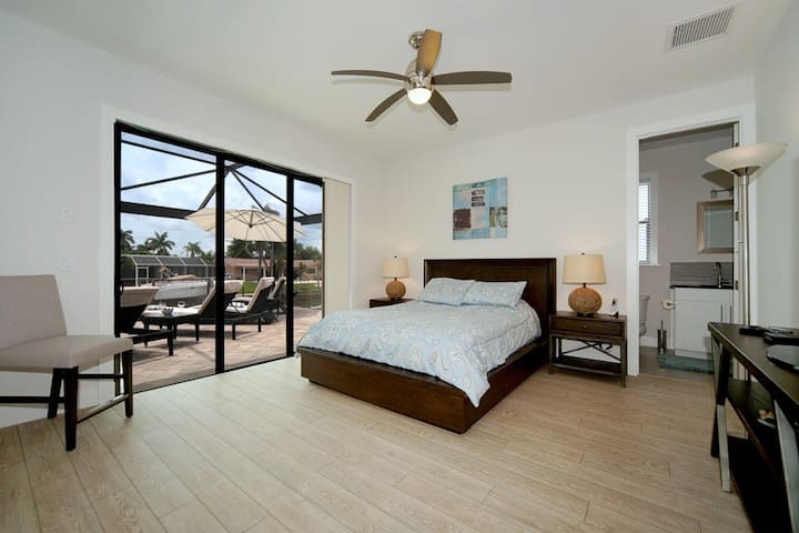 Villa Palms at Mayfair - Guest Bedroom 1