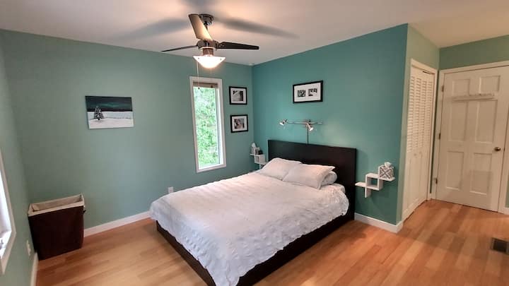 Dormitorio principal: cama tamaño queen