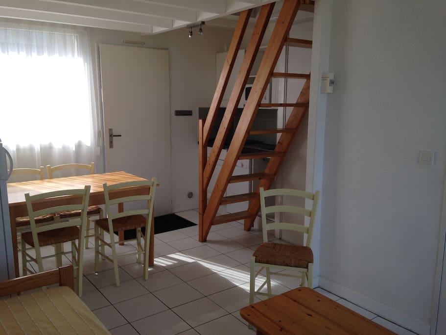 piece de vie : coin repas, escalier (pentu) menant au chambres