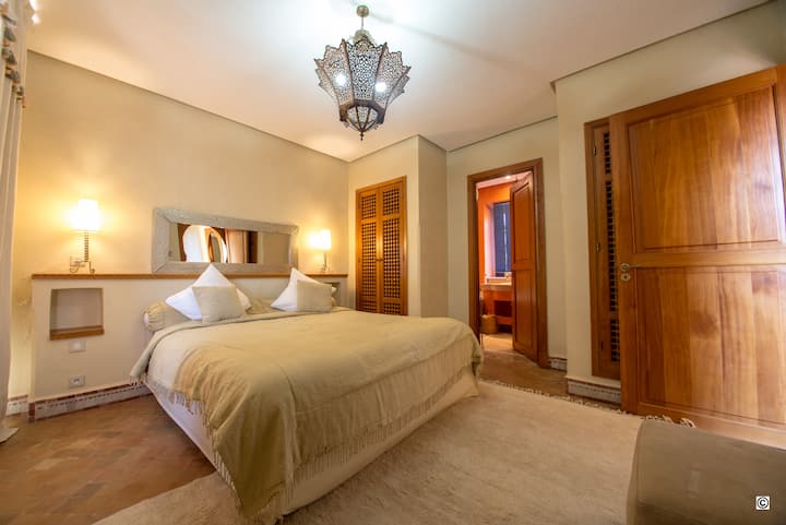 Chambre Master, avec armoire, penderie, coffre fort, Tv , terrasse.