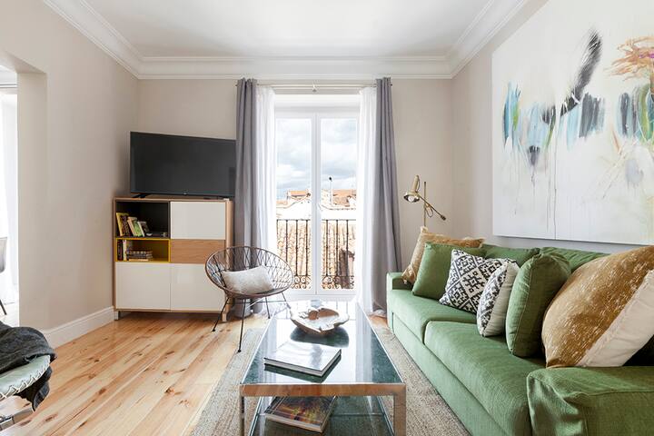 Bright apartment with 2 bdrms in city center. 3A. gallery image 3