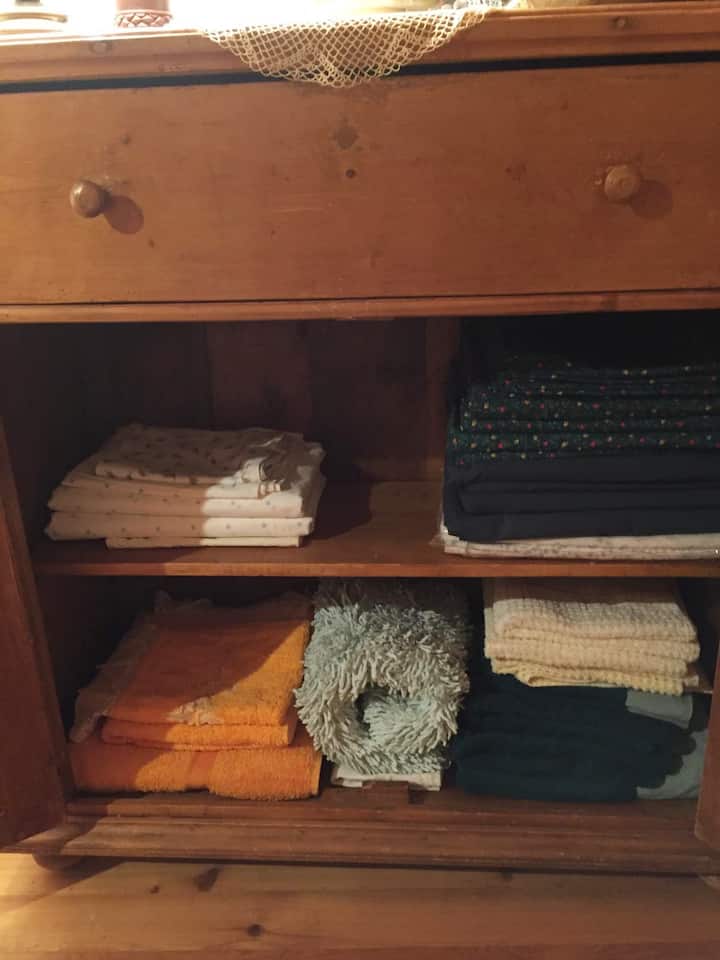 חדר שינה בצד המערבי: שידה עם מצעים ומגבות ובמגירה עם החלפת מצעים ומייבש