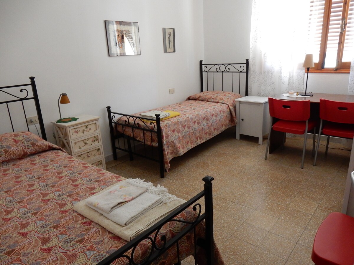 La habitación con dos camas individuales.