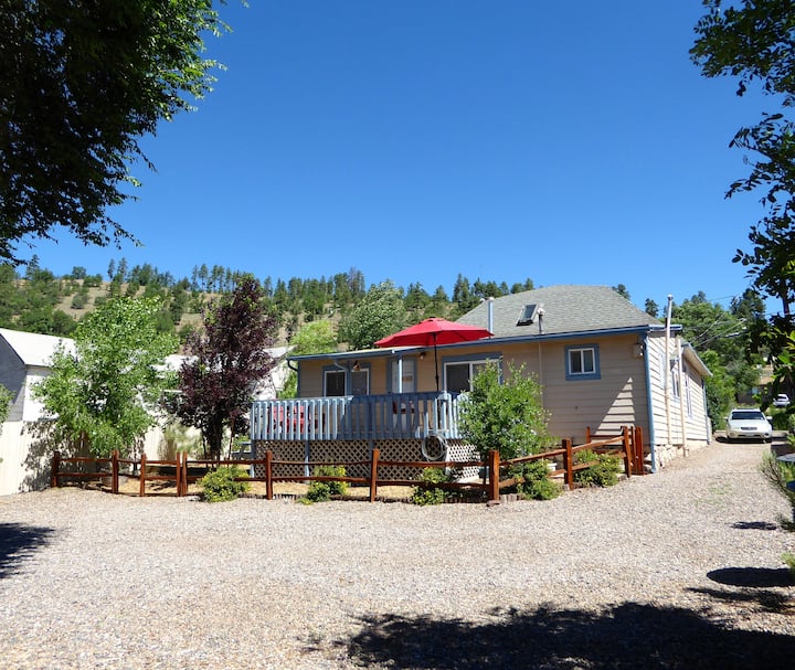 Budget Cute Vintage Cottage, Deck, Garden, In Town - Flagstaff, AZ