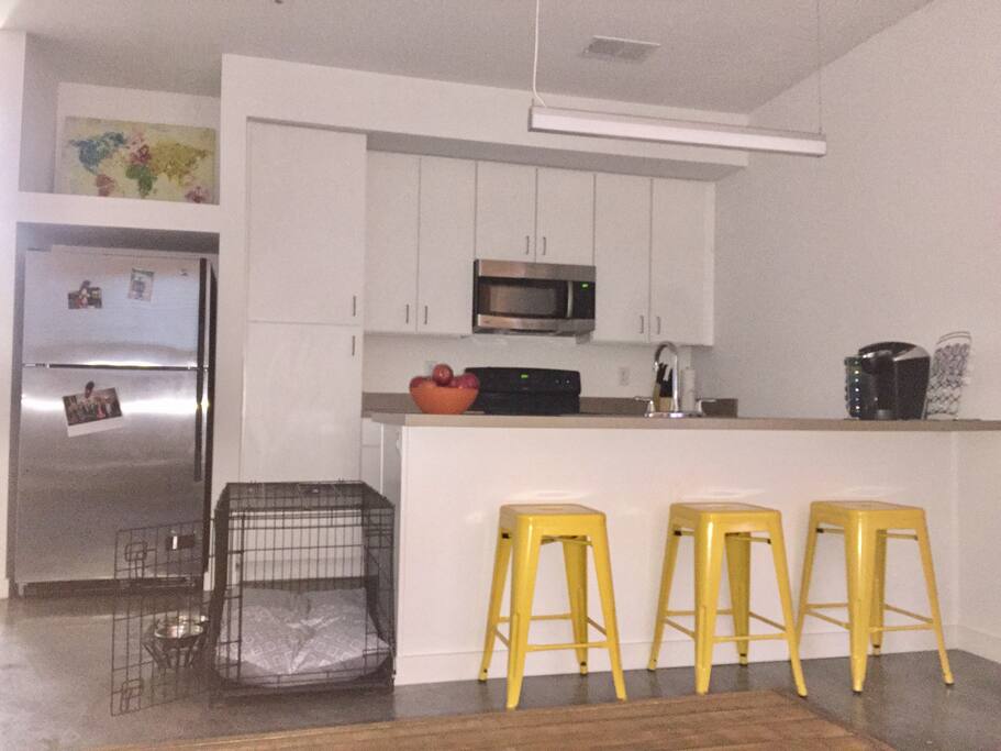 Kitchen equipped with Keurig & mugs