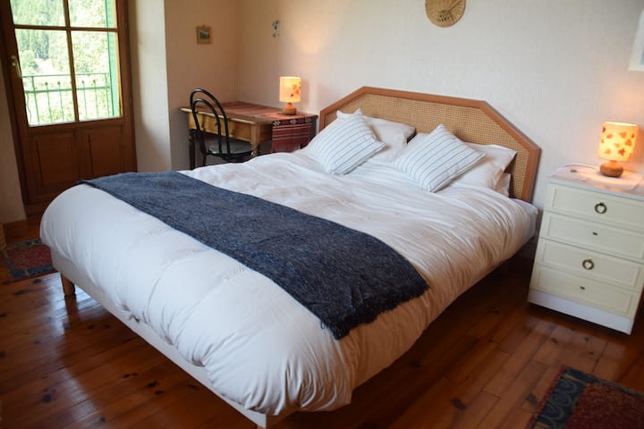 Chambre 2 : chambre spacieuse au premier étage avec balcon