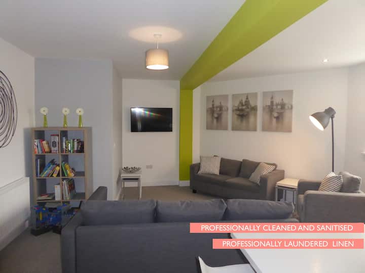 כל אחת מ -4 הדירות ב - Mia's Place תנוקה ותחוטא באופן מקצועי לפני שתגיעו. 
מצעים מכובסים באופן מקצועי מסופקים גם הם