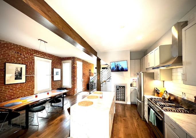 Uptown Castle -City Views- Theater & Arts District gallery image 4